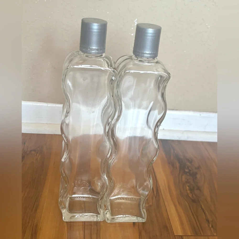 2 Glass curved wave shape detailed dry good storages twist top containers